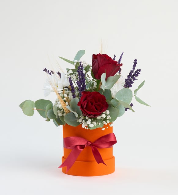 Turuncu Kutuda Kırmızı Güller ve Beyaz Papatyalar