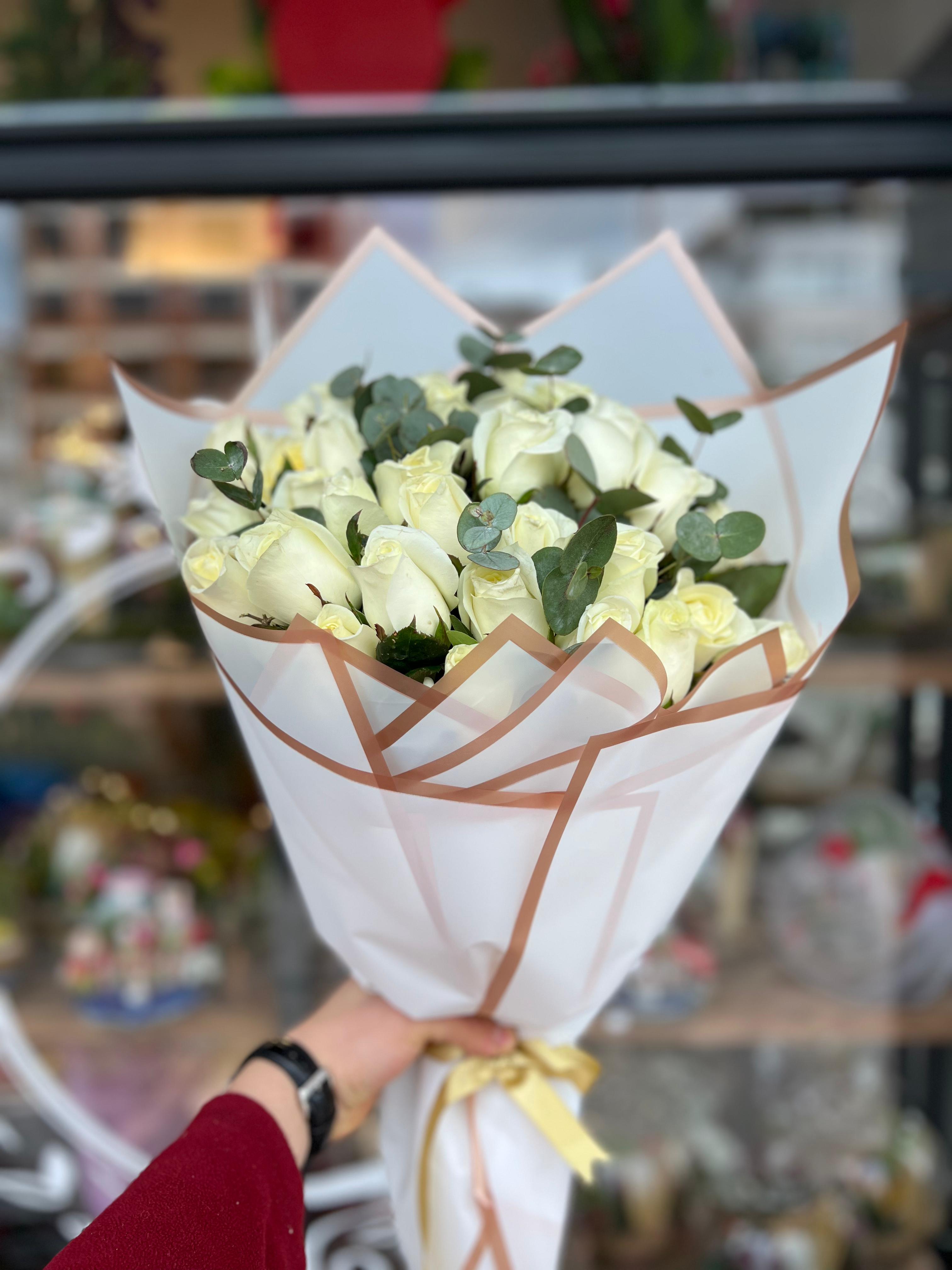 Kucak dolusu beyaz gül buketi