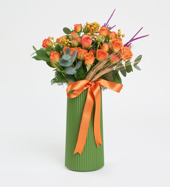 Yeşil Çizgili Polimer Vazoda Turuncu Çardak Güller