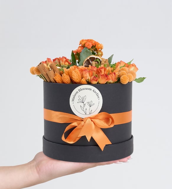 Siyah Kutuda Turuncu Çardak Güller ve Kalanchoeler