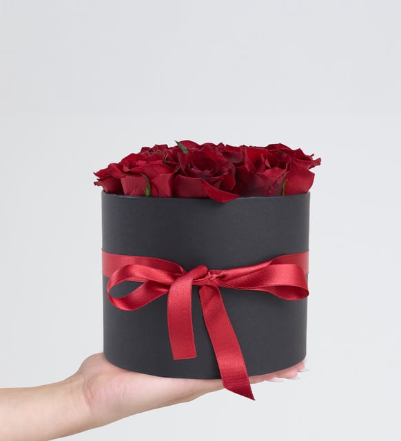 Siyah Silindir Kutuda 19 Kırmızı Gül