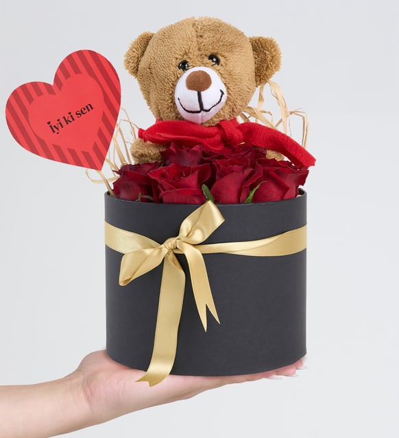 Siyah Kutuda Kırmızı Güller ve Mutlu Ayıcık