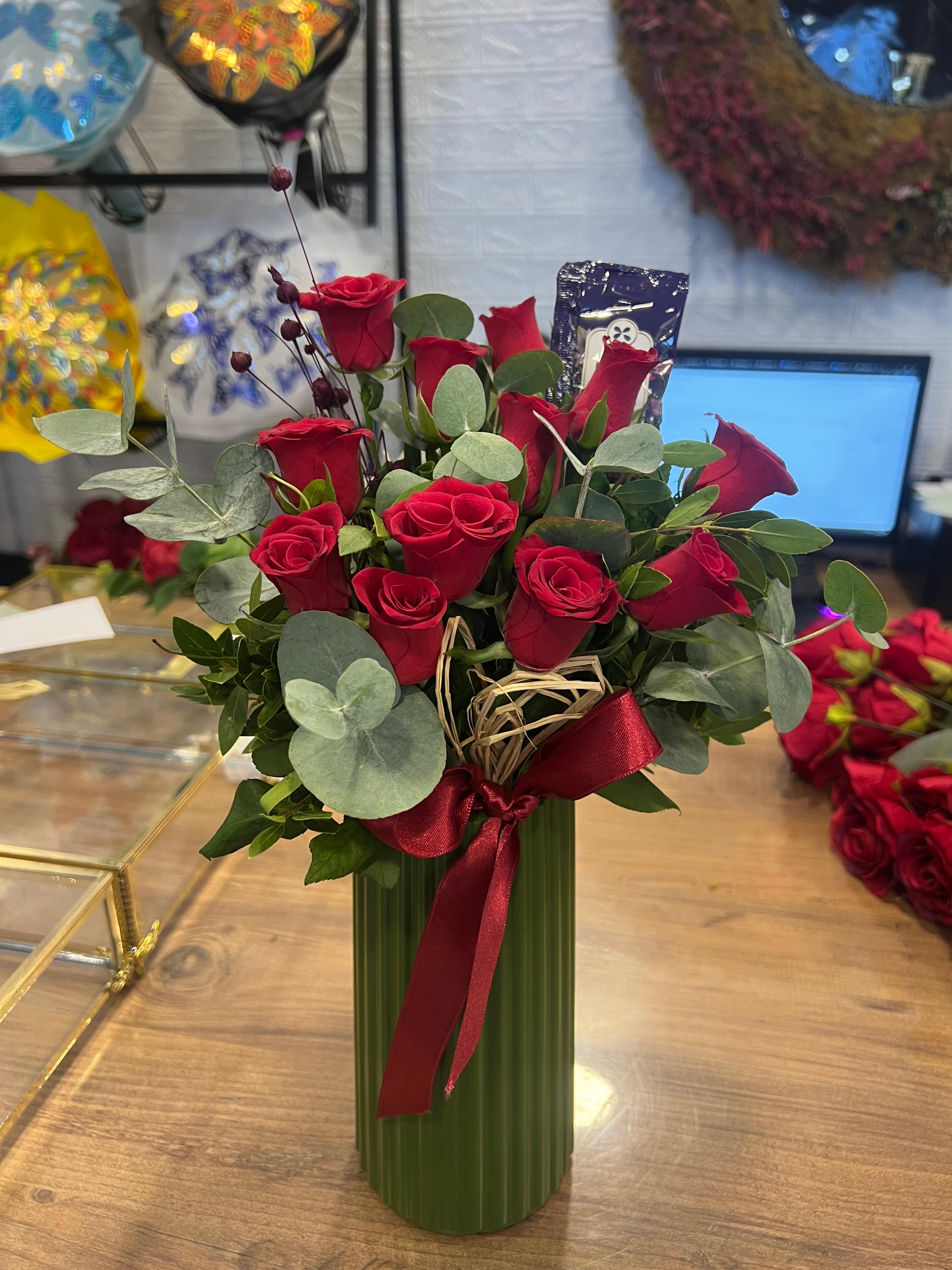 Yeşil vazoda gül aranjmanı