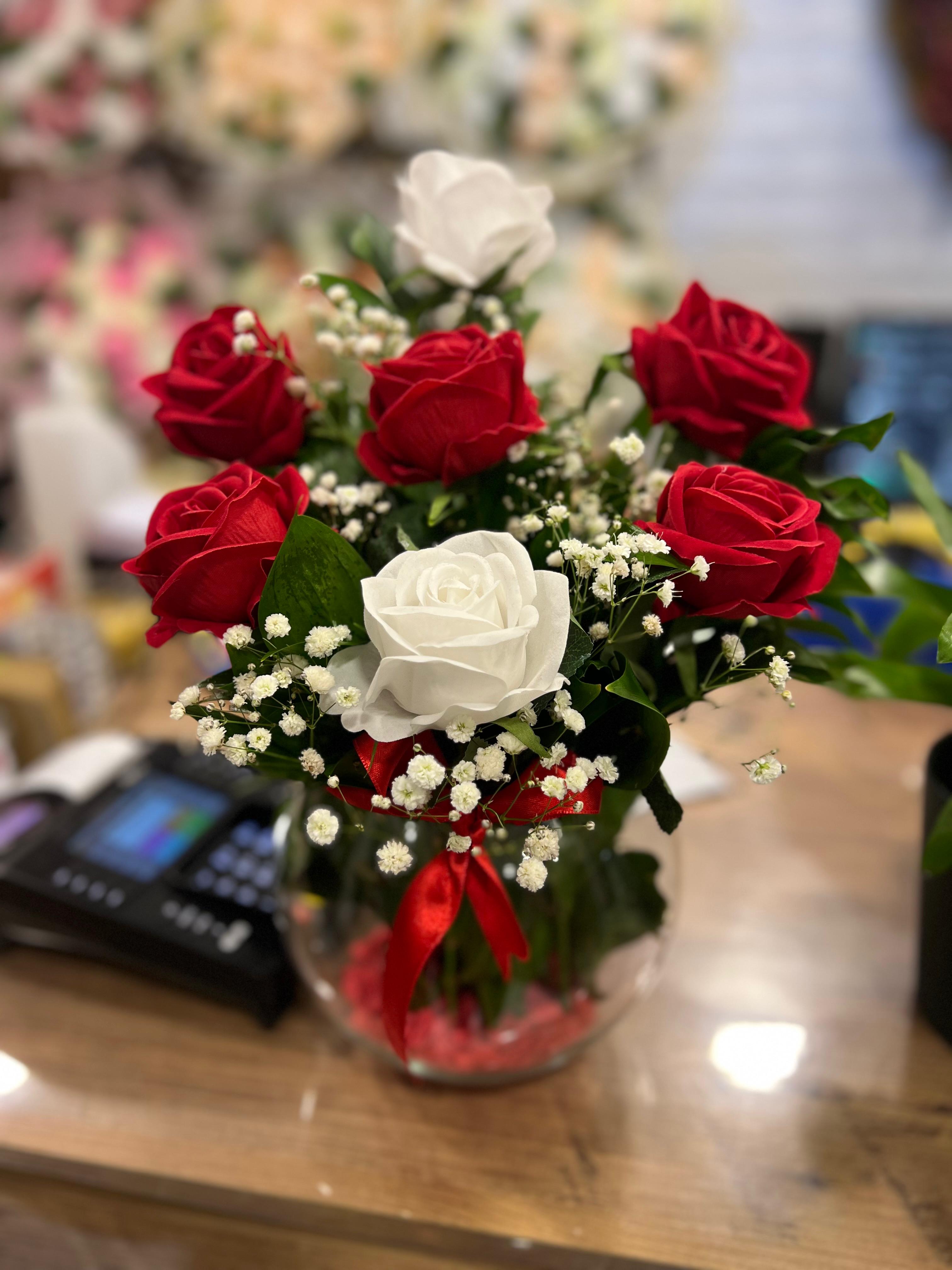 Akvaryum Vazoda Yapay Gül